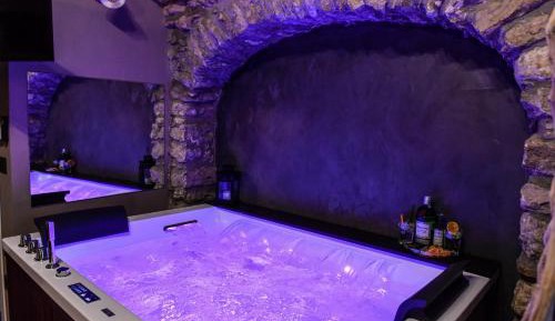 Deluxe Suite with Spa Bath