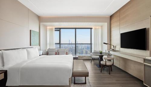 Executive, Executive lounge access, Guest room, 1 King, City view