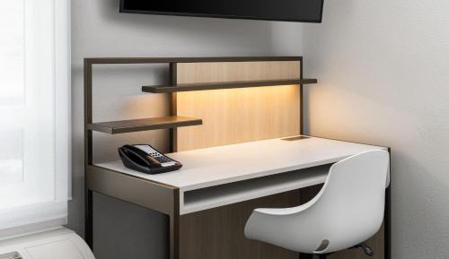 One-Bedroom Queen Suite