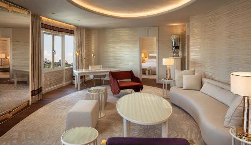 Large One-Bedroom Diplomatic Suite - Club Lounge Access