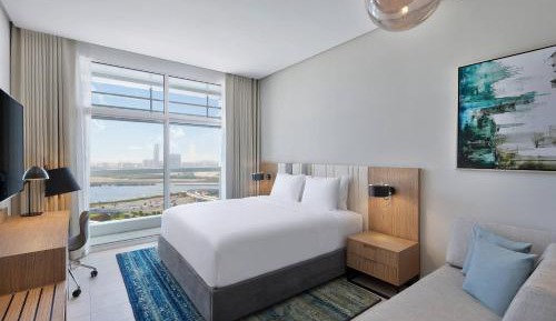 Studio Suite, 1 King, Balcony with City View