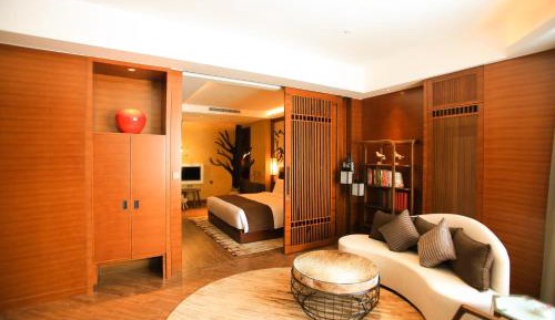 One-Bedroom King Suite with Garden View