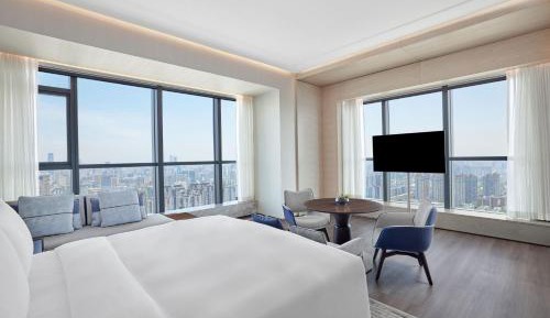 Executive Studio, Executive lounge access, Guest room, 1 King, City view, Corner room