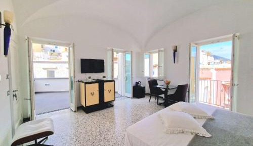 Deluxe Double Room with Side Sea View