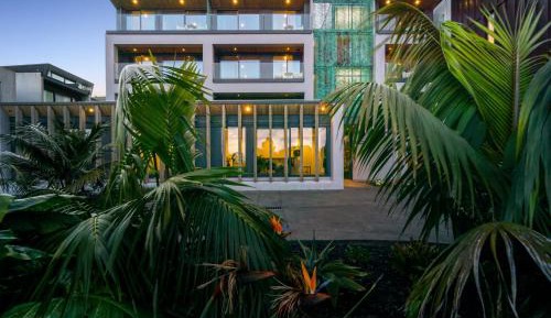 TWO-BEDROOM EXECUTIVE SUITE WITH CITY VIEWS (King+Queen)