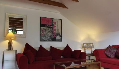 Wohnung mit Wohnzimmer, Schlafzimmer und Küche 