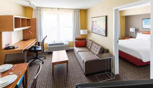 One-Bedroom Queen Suite