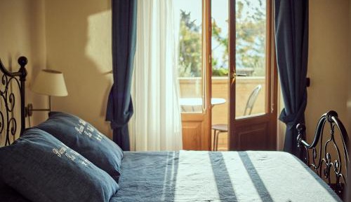 Double Room with Balcony and Valley View