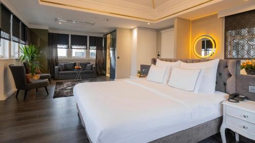 Deluxe Queen Room with Sea View
