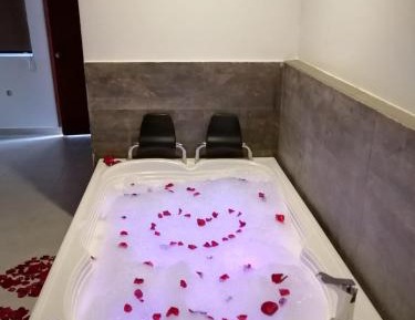 Deluxe Suite with Spa Bath