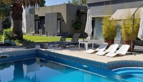 Apartment with Pool View 