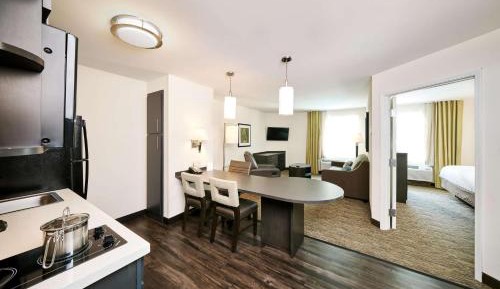 One-Bedroom Queen Suite