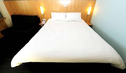 Standard Room with One Double Bed and One Single Bed