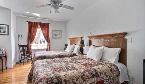 Quadruple Room with Private Bathroom