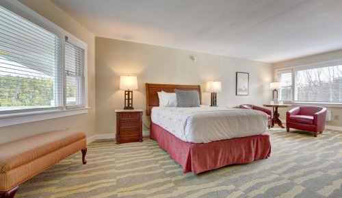 Queen Deluxe Room - No Pets Allowed