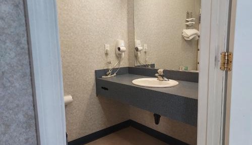 2 Queen Beds with Kitchenette	