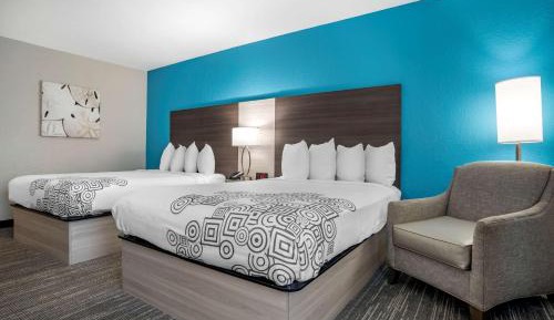 Queen Room with Two Queen Beds and Mobility Accessible Bathtub