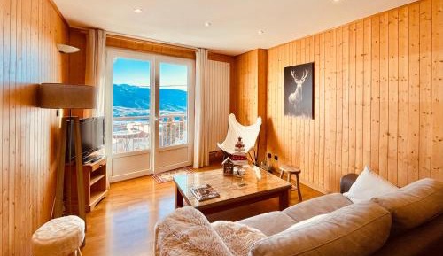 Apartment with Mountain View
