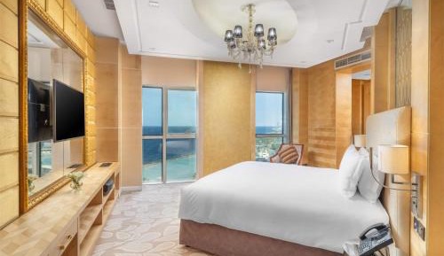 Prince Suite Panoramic View (Corniche Tower)