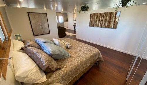 King Studio with Sofa Bed