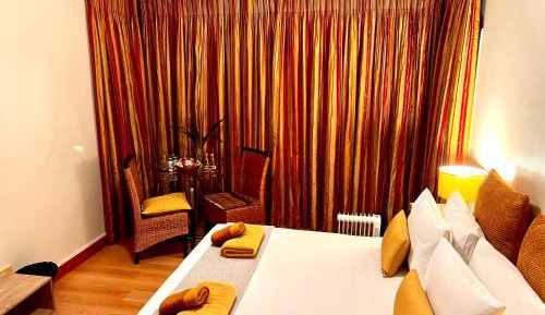 Deluxe Room (2 Adults + 1 Child)