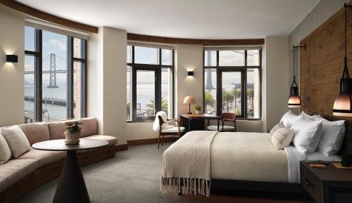 Panoramic Waterfront Suite