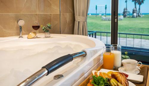 Deluxe Suite with Spa Bath