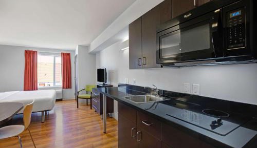 Deluxe King Room - Non-Smoking