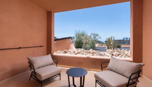 Deluxe Room (2 Adults + 1 Child)