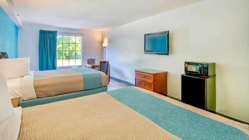 Deluxe Queen Room with Two Queen Beds - Smoking