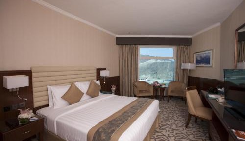Deluxe King Partial Sea View 