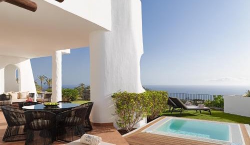 Three-Bedroom Suite with Jacuzzi and Sea View