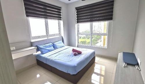 Queen Room with Shared Bathroom