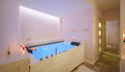 Deluxe Suite with Spa Bath