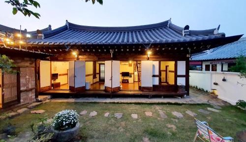 Family Room with Garden View
