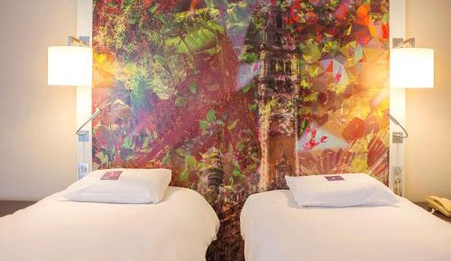 Standard room with 2 Single size beds 