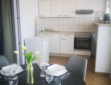 One-Bedroom Apartment with Balcony and Sea View 2