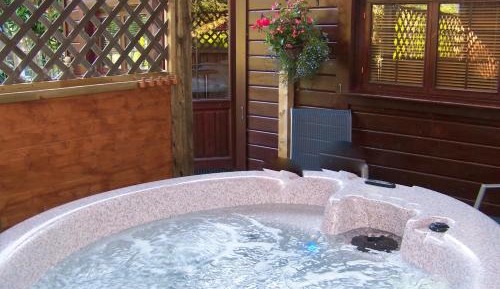 Log Cabin with Hot Tub (2 Adults)