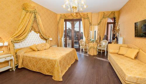 Suite with Balcony and Canal View