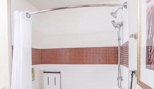 Studio King Suite with Accessible Roll in Shower - Non-Smoking