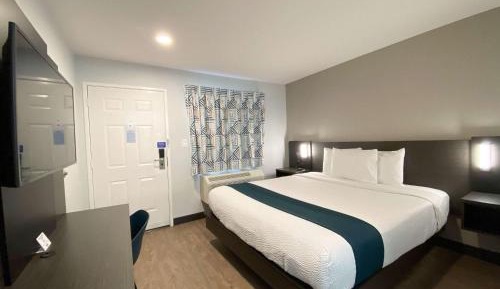 Deluxe King Room - Non-Smoking