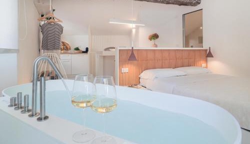 Studio with Spa Bath