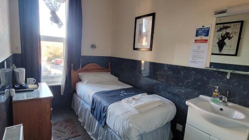 Single Room with Shared Bathroom