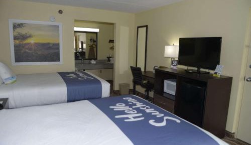 Queen Room with Two Queen Beds - No Pets/Non-Smoking