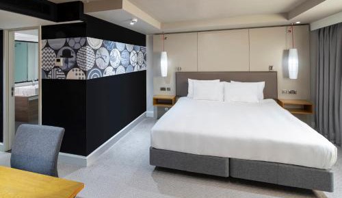 One-Bedroom Suite Lounge Access