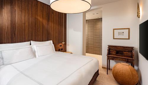 Suite with Lake View