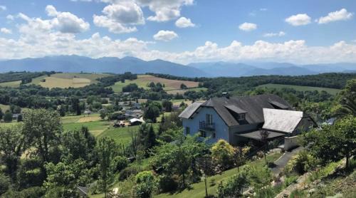 Apartment with Mountain View