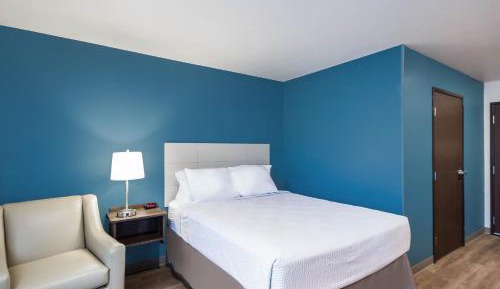Queen Room  with Roll-In Shower - Disability Access/Non-Smoking