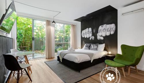 Deluxe Queen Studio - Pet Friendly