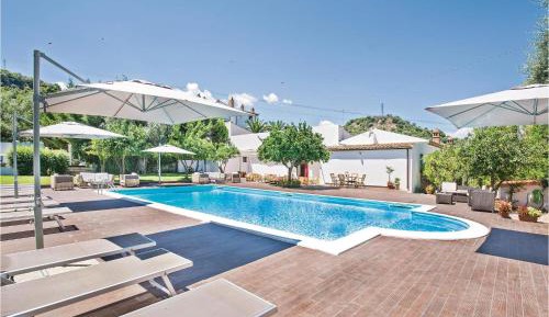 Eight-Bedroom Holiday Home